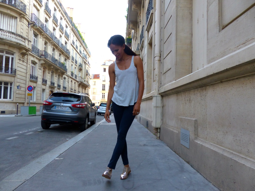Amanda Garrigus gold shoes in Paris